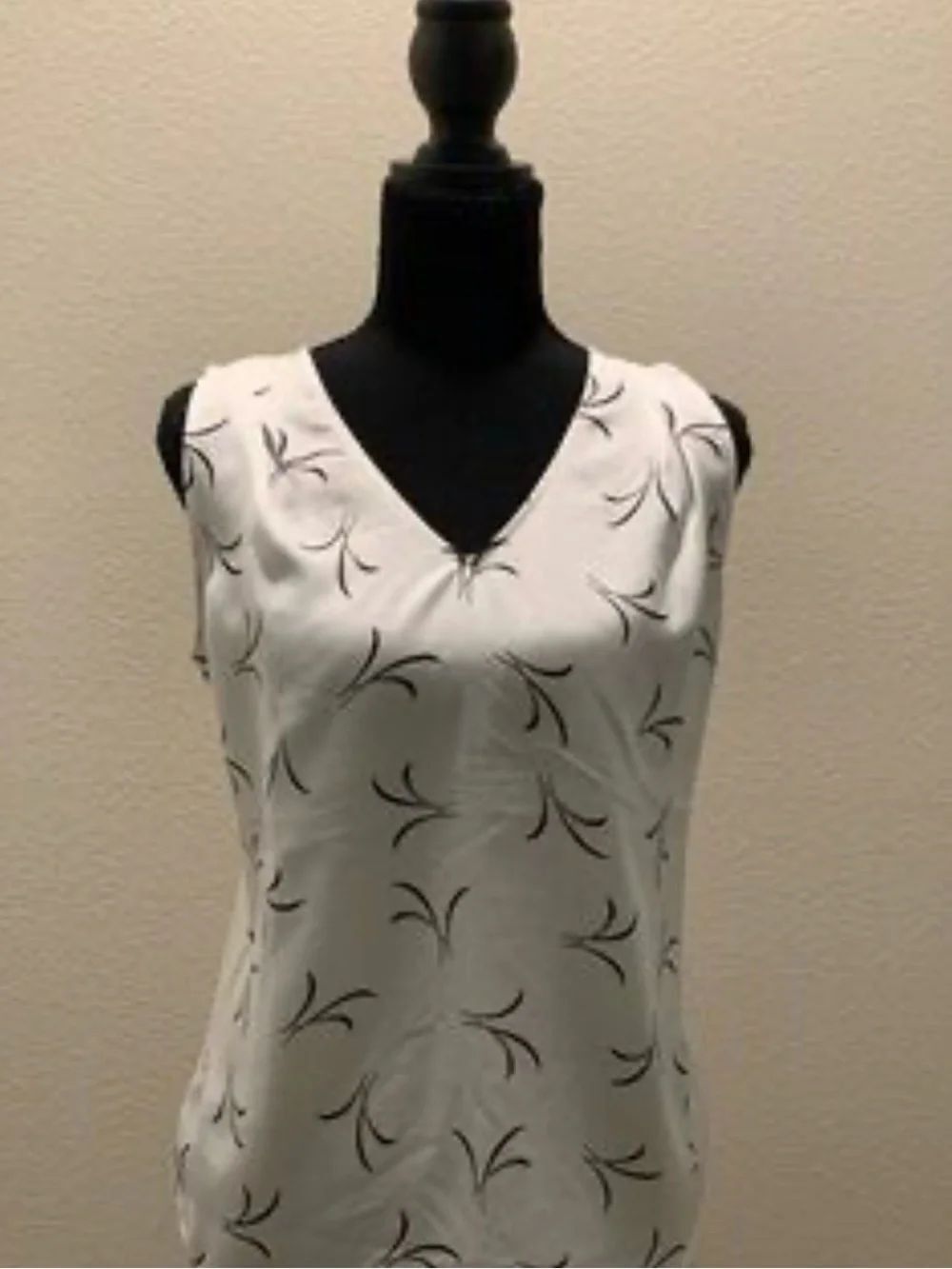 0178 Ann Taylor White V-Neck Sleeveless Top with Black Abstract Print